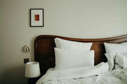 Jakie mają zalety łóżka drewniane z pojemnikiem oraz bez?